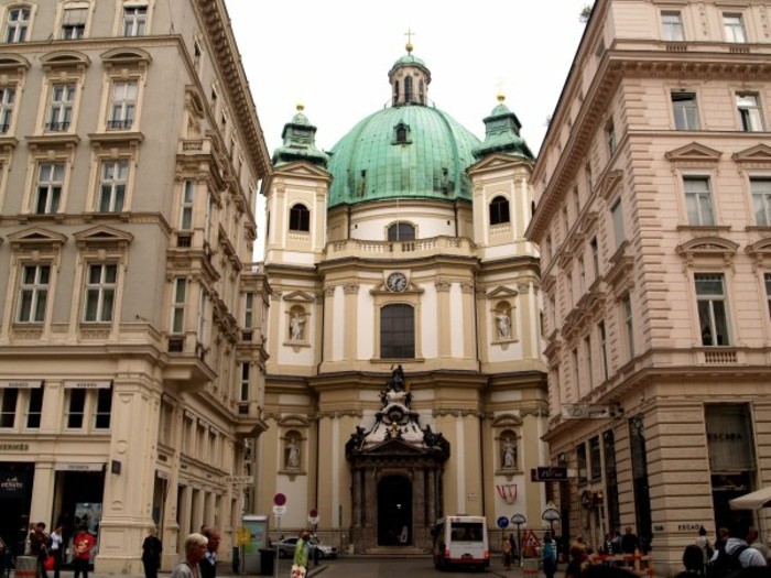kaunis barokki-aikakausi-Peterskirche-in-Wien-Itävalta