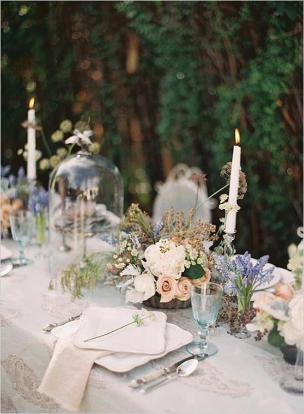 kaunis ja tyylikäs-Hochzeitsdeko-with-kukkia ja kynttilöitä