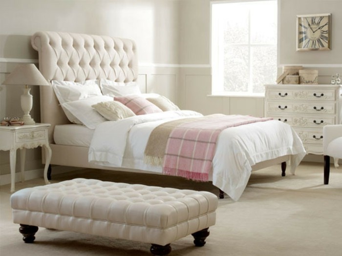 美丽的设计软垫床，有张床箱玫瑰色口音