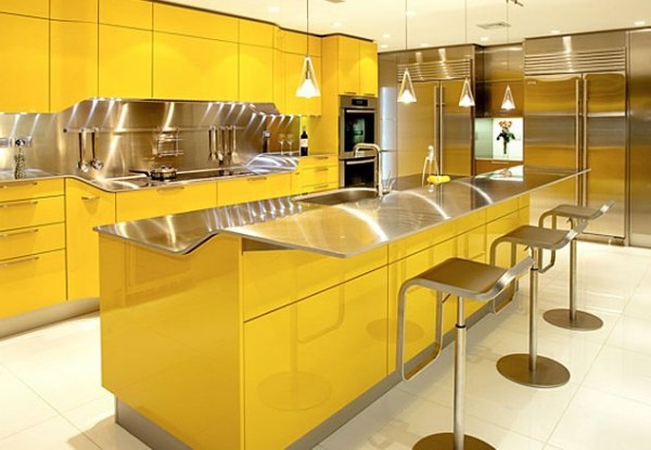 美丽的现代厨房，在黄色