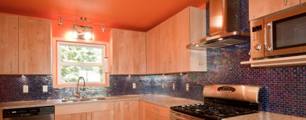 美丽的红色厨房，墙壁的颜色