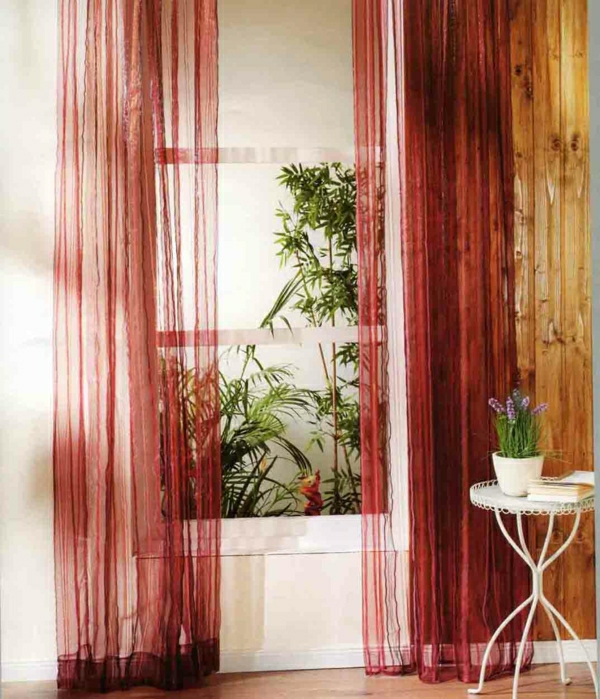 beaux rideaux d'organza dans la chambre avec beaucoup de plantes vertes