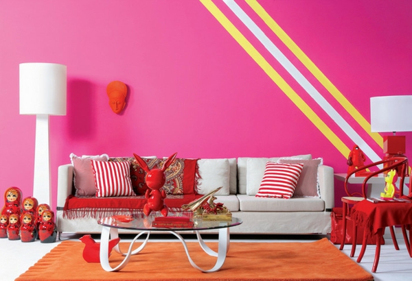 όμορφα-ροζ-τοιχώματα-στο-καθιστικό- μια λευκή λάμπα δίπλα στον καναπέ