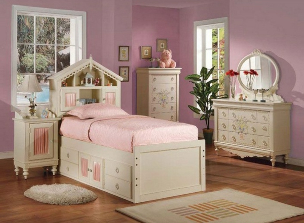 美丽的娃娃屋的家具，华丽的卧室换娃娃