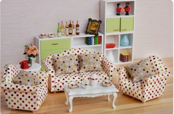 美丽的娃娃屋家具，沙发和巢表