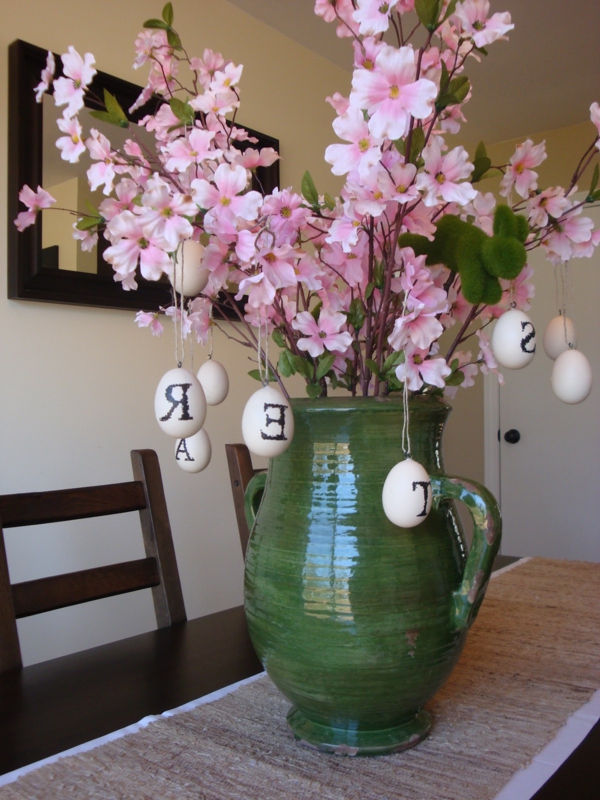 kaunis-pöydän koristelu-kukkien kanssa-tyylikäs ulkoasu