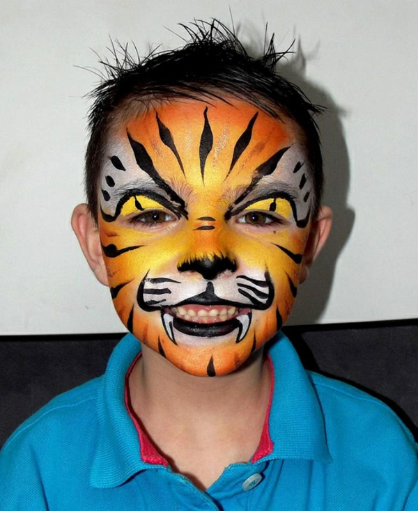 hermosa-joven de pequeña - un tigre con maquillaje