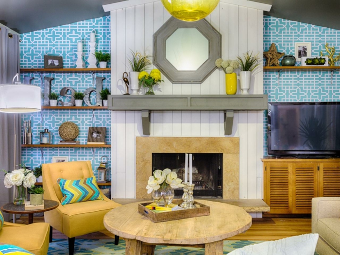 美丽的客厅内仿古茶几壁炉电视现代家具的蓝色复古壁纸