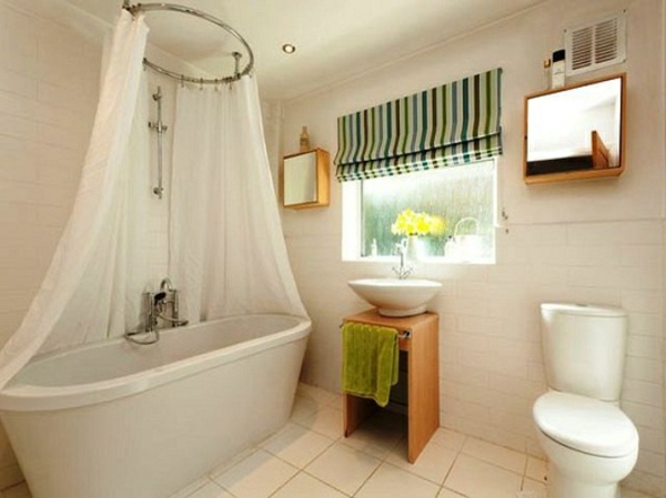 美丽的浴室与窗帘，为小窗户，白色浴缸