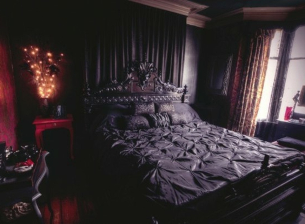 美丽的哥特式卧室上带有一个暗张床