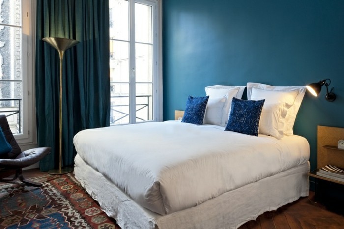 美丽的小卧室设置壁色蓝灰色