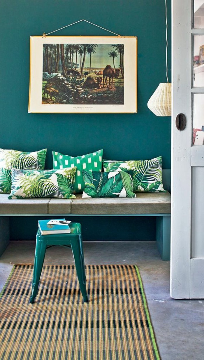 美丽生活保障彩色墙汽油绿松石枕头上最沙发