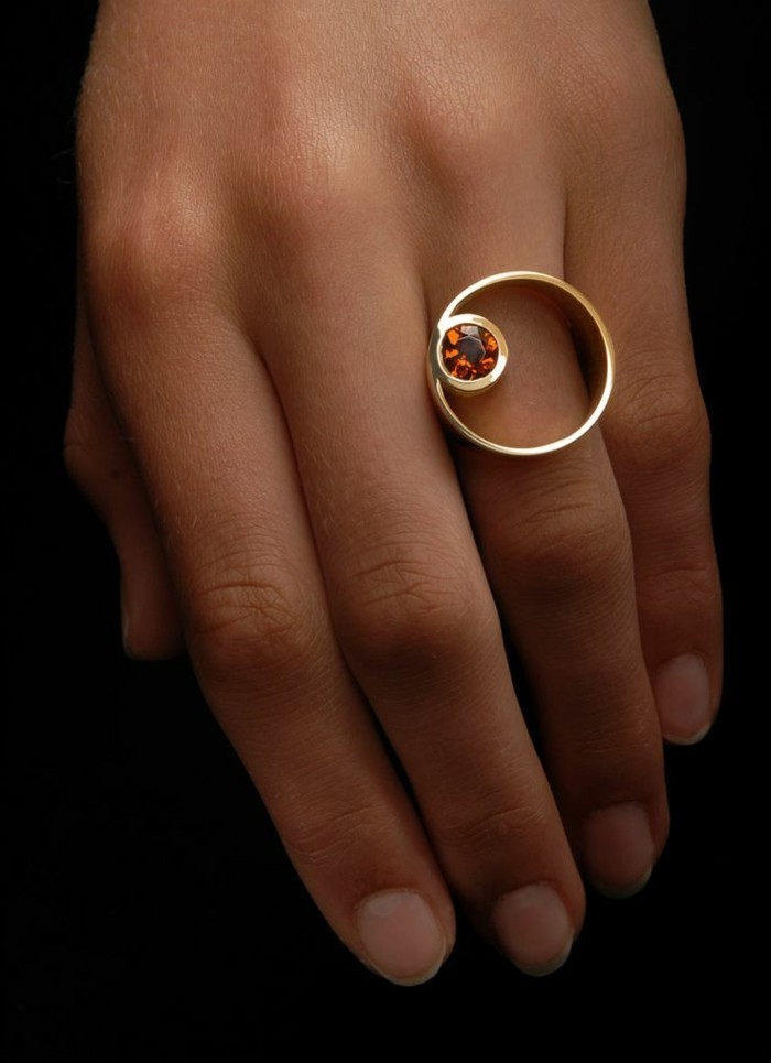 精彩的模型女装戒指 - 圆形宝石