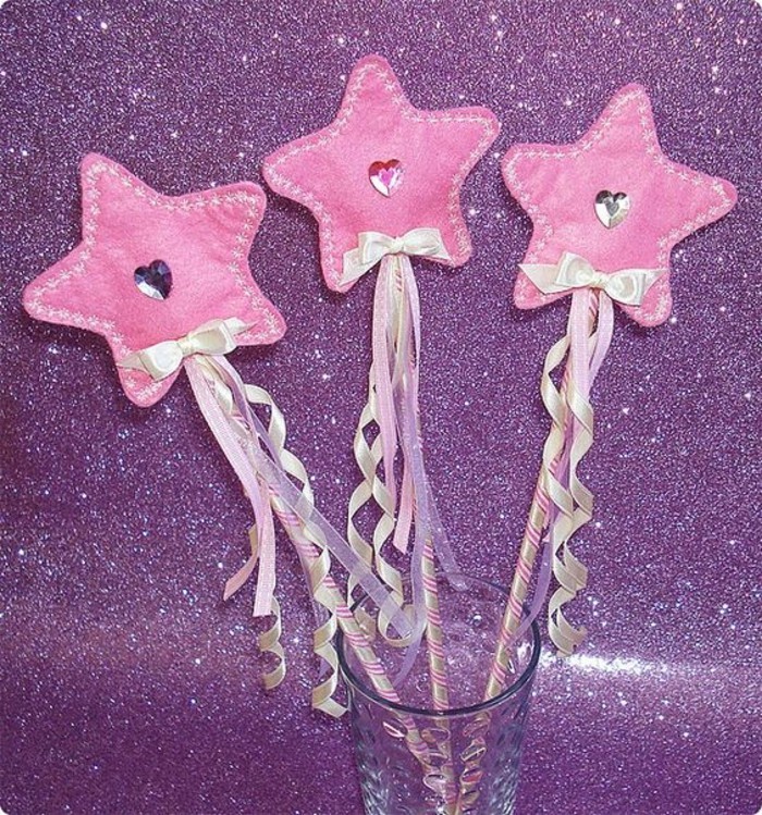 तीन गुलाबी सितारों के रूप में छड़ी-खुद लेने