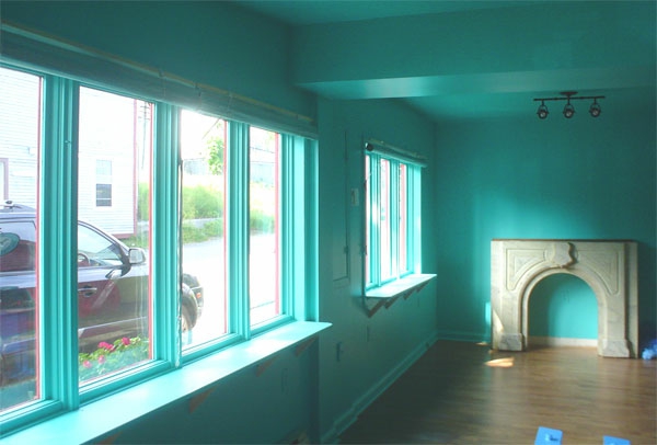 chambre couleur des murs turquoise et plafond souligner