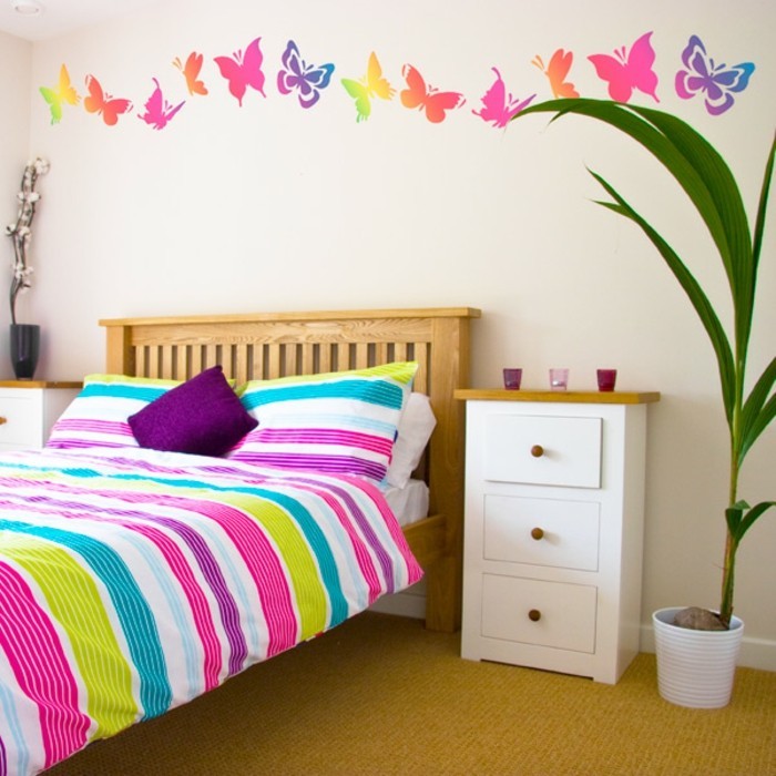 chambre papier peint pour-fille-papillons-grand-colorés bedded