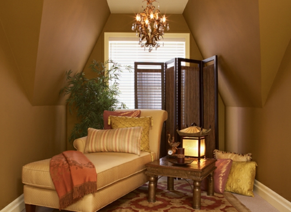 פינת חדר עם צבעים חמים paravent וספה