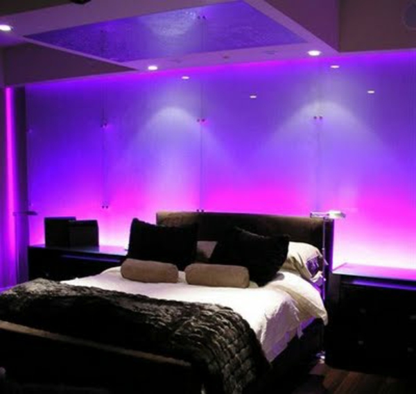 chambre-design-idées-inspirant-lumière-décoration-mystique-violet-couleurs-pour une atmosphère romantique