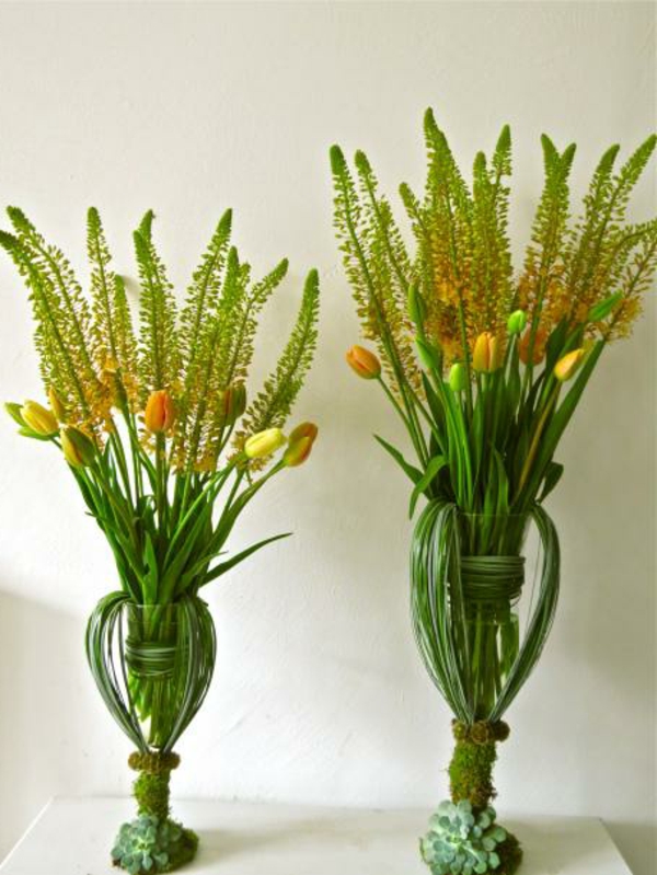 दो सुंदर vases-साथ-फ्रेंच-ट्यूलिप