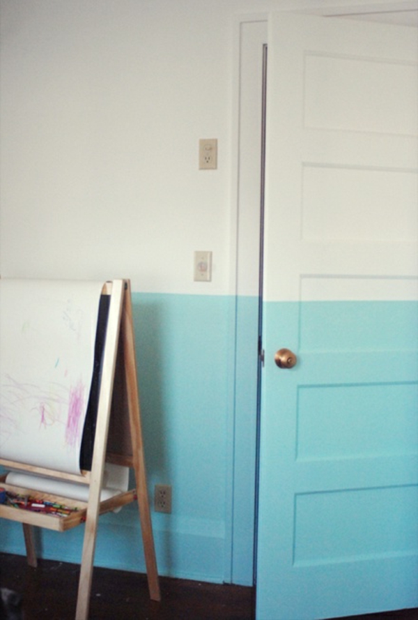 白色和明亮的蓝色作为有趣的房间设计的颜色