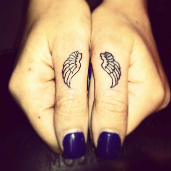 这里有两个小天使翼纹身 - 两只手与天使的翅膀