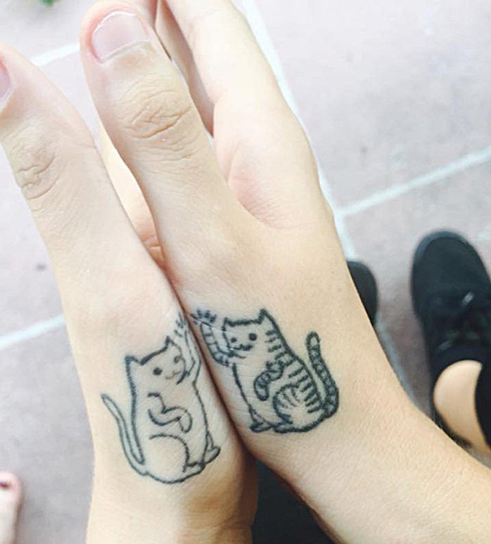 ये दो छोटी काली बिल्लियों और दो हाथ हैं - एक टैटू के लिए महान विचार