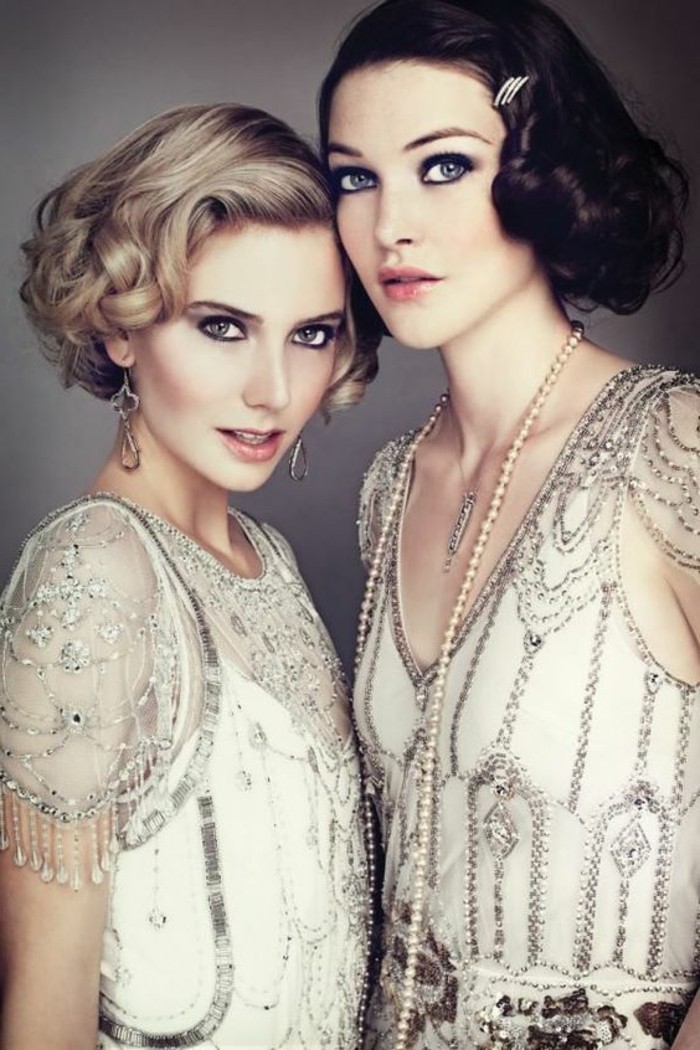 két gyönyörű hölgyek - érdekes ruhákkal - 20-as modellek