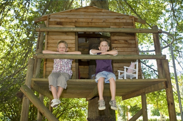 Kaksi lasten puuhuonetta istuu parvekkeella