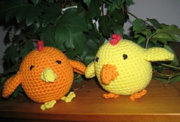दो schönen_kleinen-लड़की-ऑन-तालिका से crochet