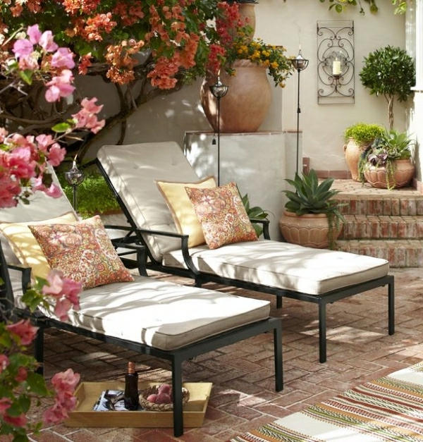 2个躺椅和有趣的花园装饰