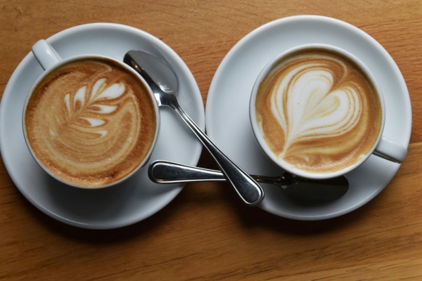 दो महान सजाया कॉफी कप