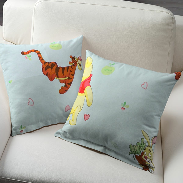 two-gorgeous-winnie-pooh-pillows-en un sillón blanco