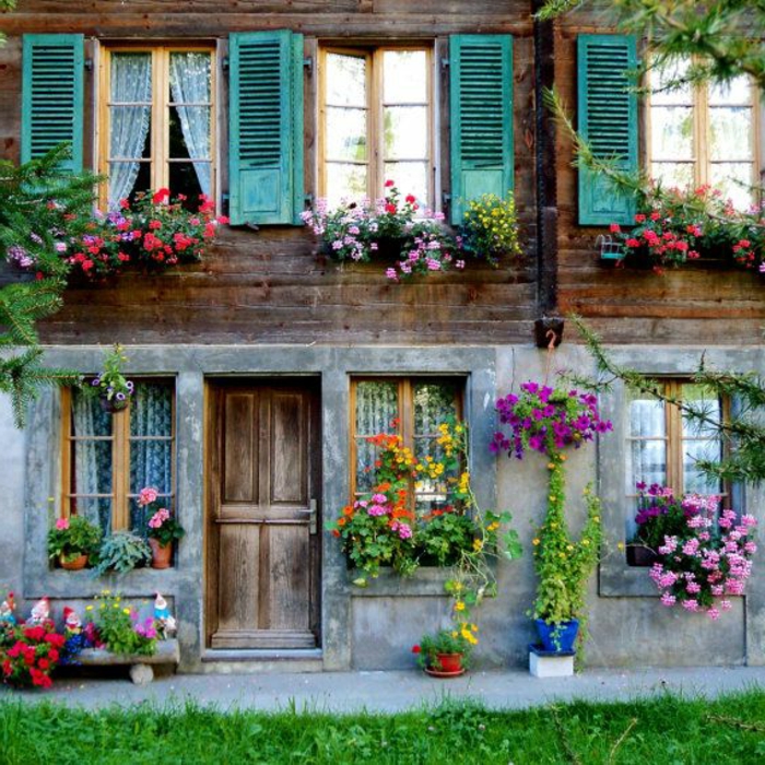 两层楼的房子，瑞士阿尔卑斯山窗多姿多彩的商店，许多鲜花浪漫温馨