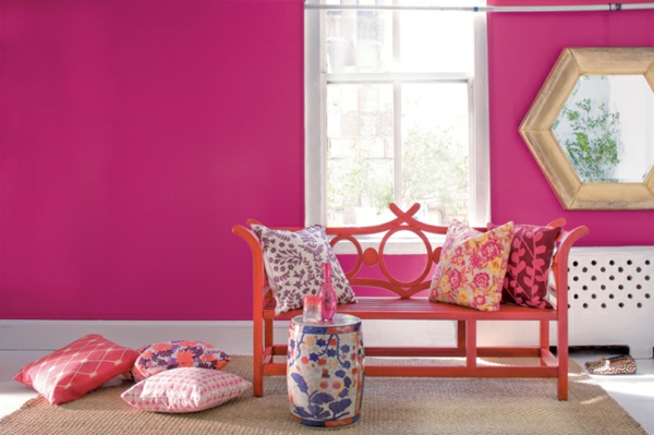ωραίο δωμάτιο με ροζ τείχος