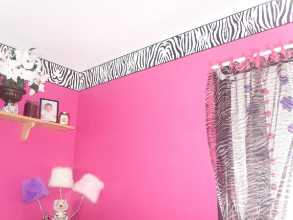 Σχεδιασμός δωματίων με ροζους τοίχους και όμορφες διαφανείς κουρτίνες